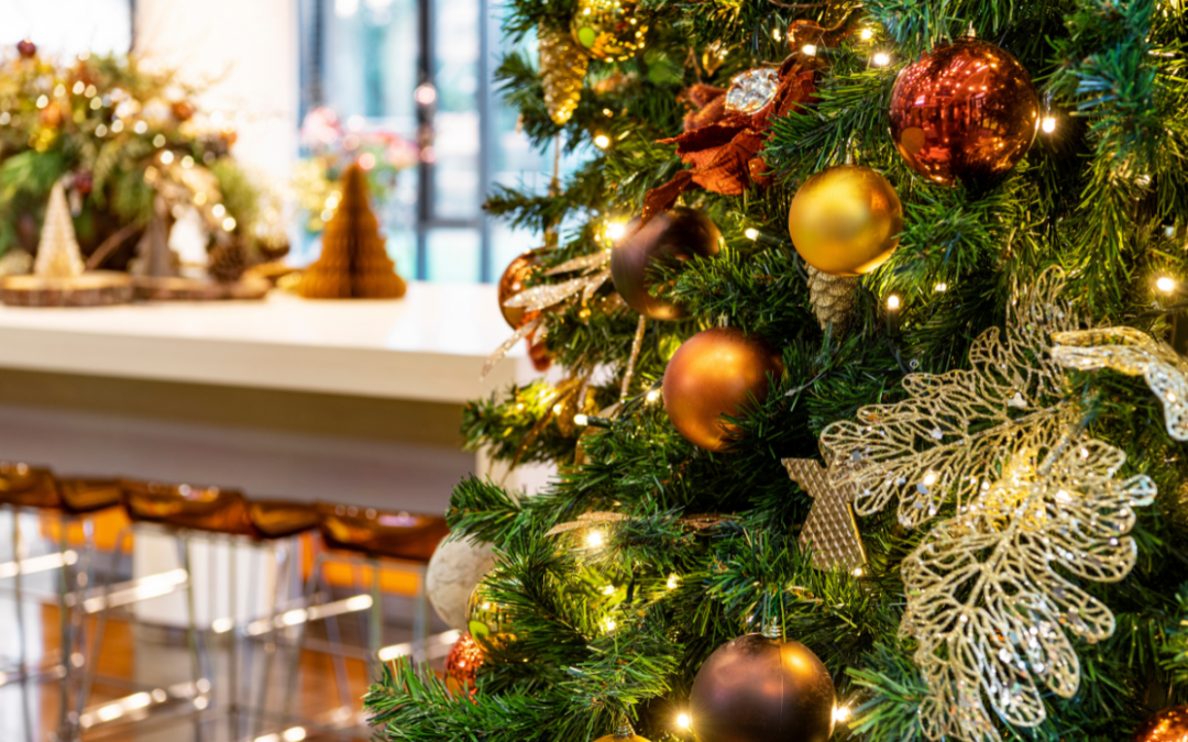 Kerstdecoratie op kantoor voor een feestelijke sfeer