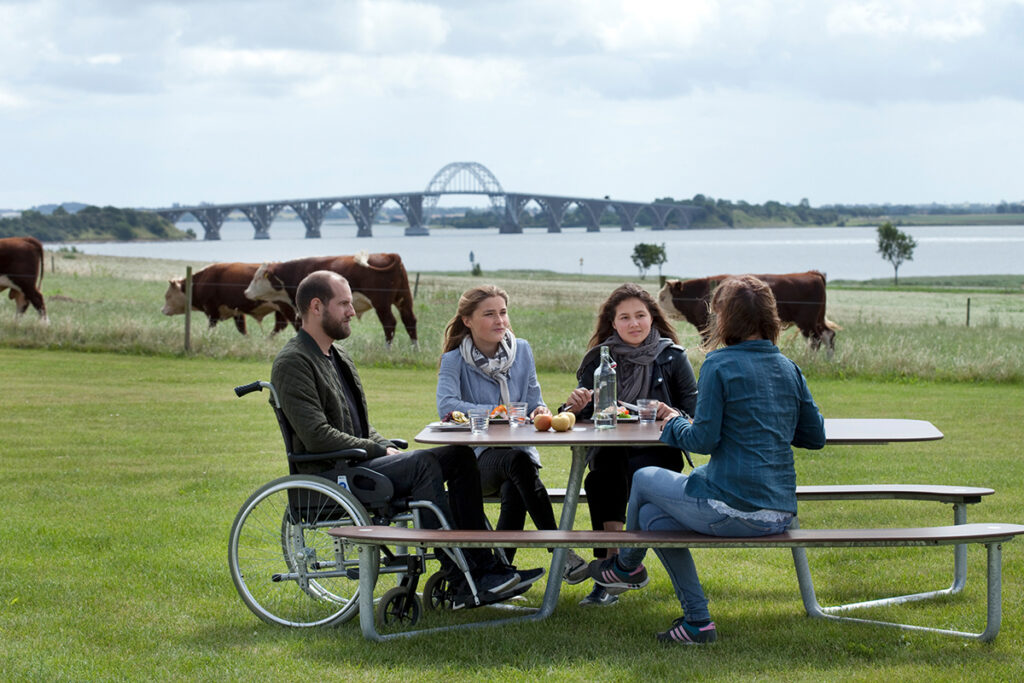 Rolstoelvriendelijke picknicktafels voor buitenruimtes