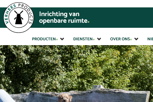 Inrichting bedrijfsterrein met gerecycled kunststof en gecertificeerd