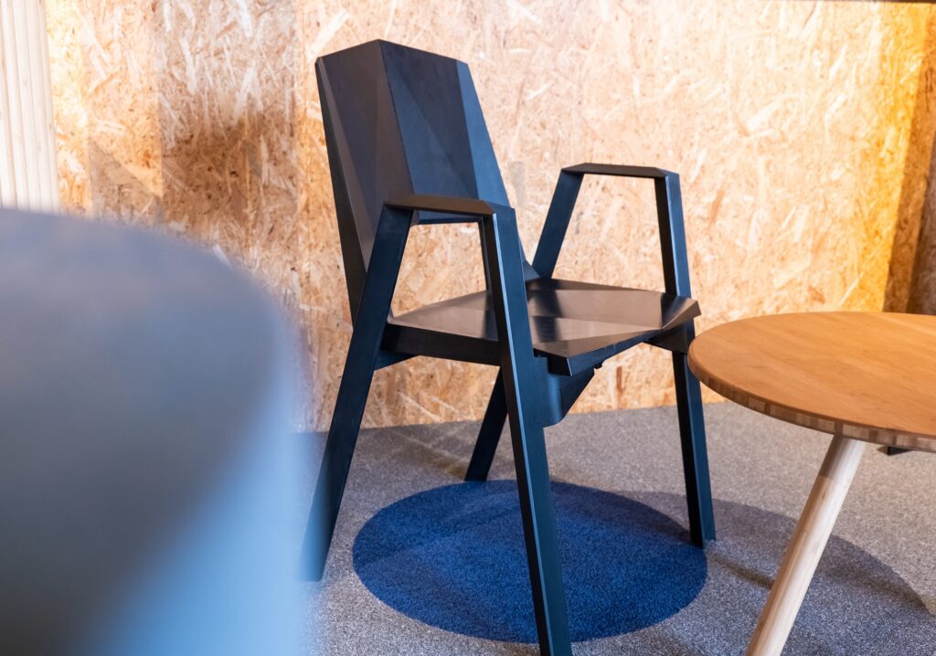 Nieuwe stoel volledig gemaakt van kapotte bureaustoelen