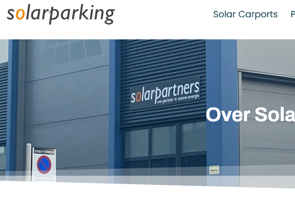 Overkapte parkeerplaatsen met zonnepanelen