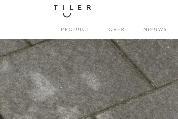 Opladen van e-bike met standaard door tegel