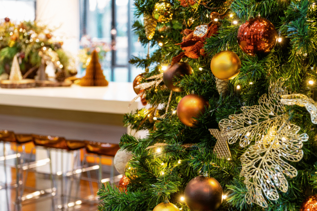 Kerstdecoratie op kantoor voor een feestelijke sfeer