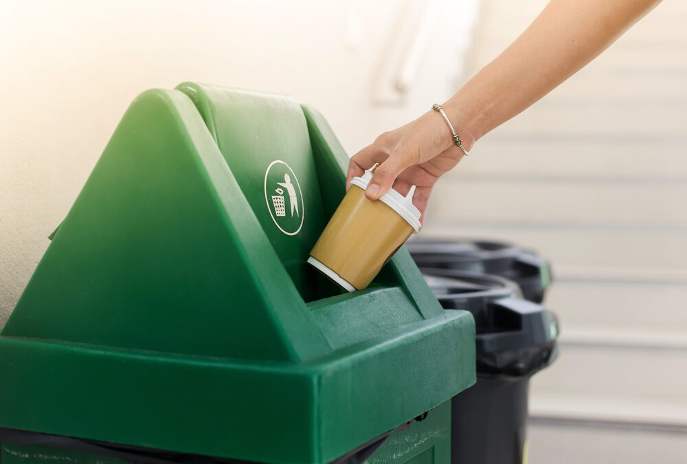 Inzameling van koffiebekers waarin nog vloeistof zit