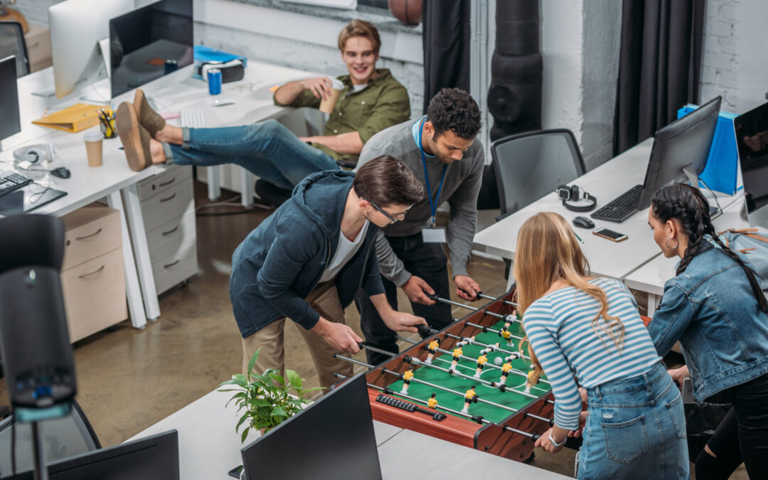 Voetballen zonder blessures op de werkplek met een voetbalspel