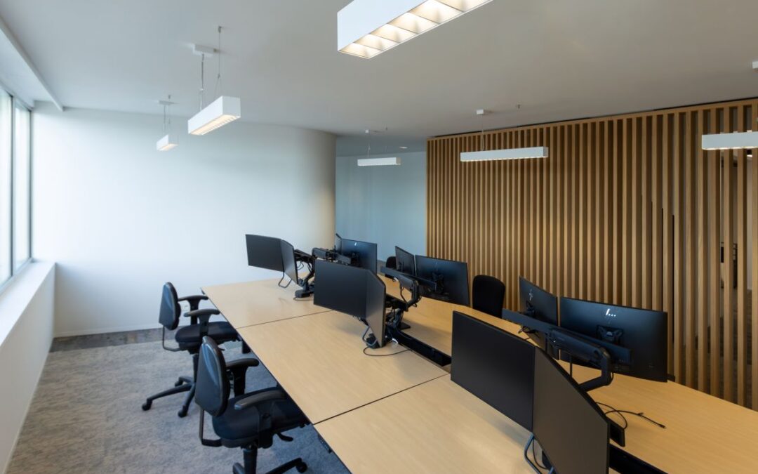 R9: opbouw- en pendelarmaturen met tijdloos design en hoge efficiëntie